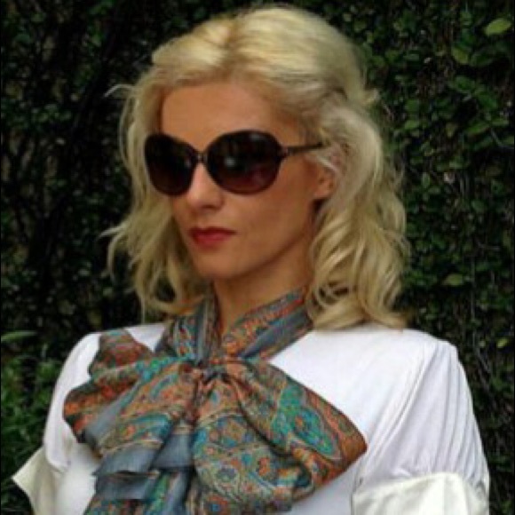 Light orange scarf with white flower - Picture 6 of 8